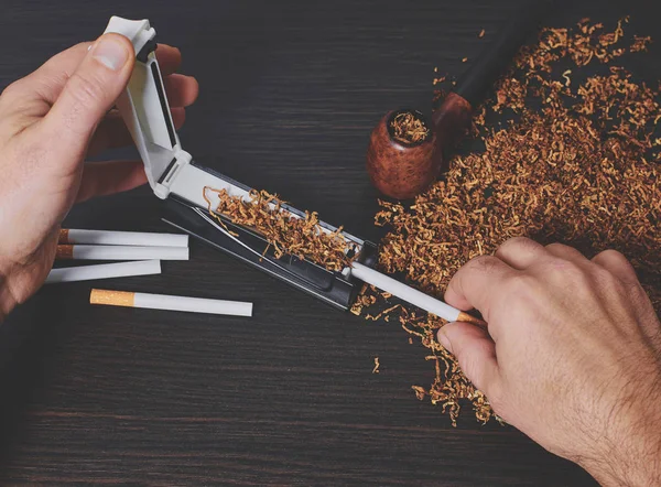 Man maakt een sigaret, handen dicht — Stockfoto