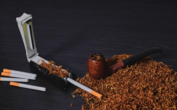 Máquina de cigarrillos con tabaco y pipa — Foto de Stock