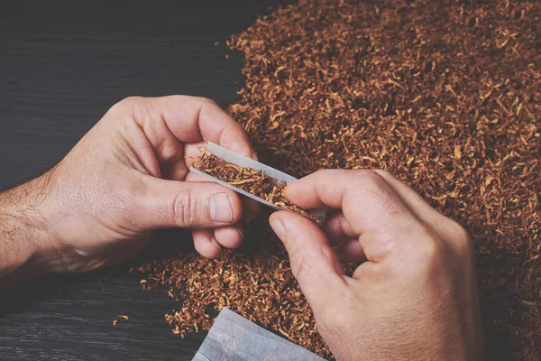 Man makes a cigarette — Stock Photo, Image