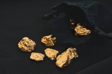 Altın külçeleri yakın plan.