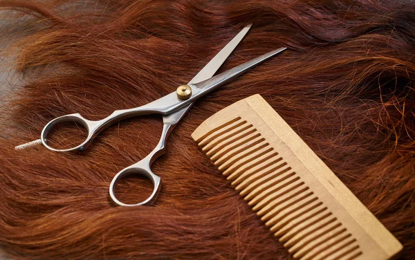 Nożyczki i grzebień fryzjerski — Zdjęcie stockowe