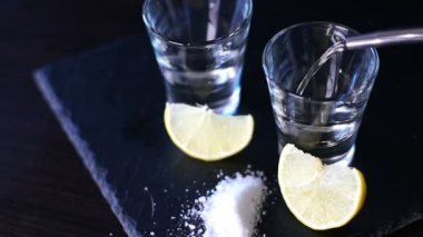 alkol bardaklara doldurulur koyu bir arkaplan üzerine