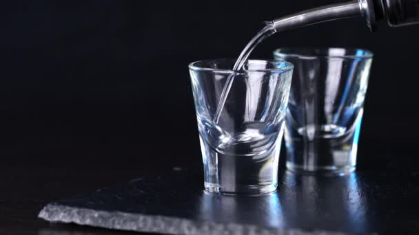 Vodka Alcohol Vertido Vasos Sobre Fondo Oscuro — Vídeo de stock