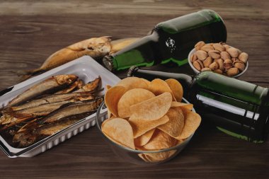 Şişede bira ve atıştırmalık. 