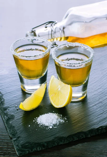 含柠檬和盐的酒精饮料 — 图库照片