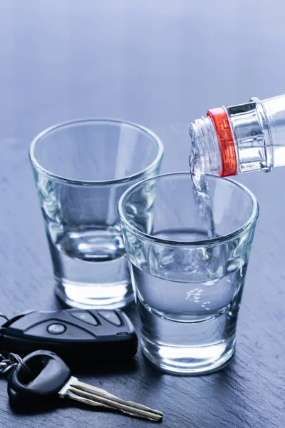 Αλκοόλ χύνεται σε ποτήρια και κλειδιά του αυτοκινήτου — Φωτογραφία Αρχείου