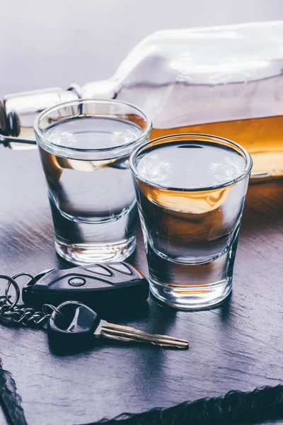 Glasses with alcohol and car keys — Stock Photo, Image