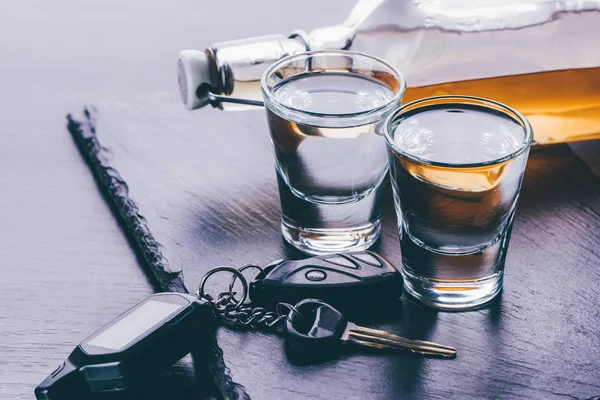 Gafas con alcohol y llaves de coche —  Fotos de Stock