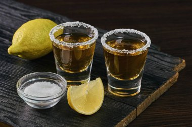 limon ve tuzlu alkollü içecek 