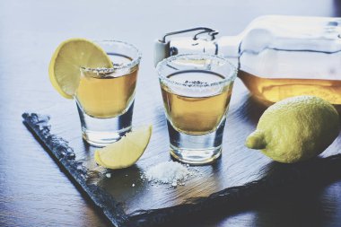 limon ve tuzlu alkollü içecek 