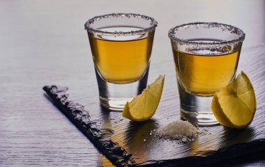 limon ve tuzlu alkollü içecek 