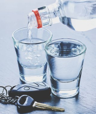Bardaklara ve araba anahtarlarına alkol dökülüyor. 