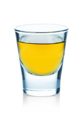 Sert alkollü bir bardak. 