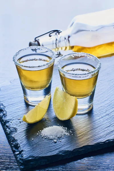 Алкогольний напій з лимоном і сіллю — стокове фото
