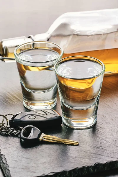 Alkoholisches Getränk und Autoschlüssel — Stockfoto