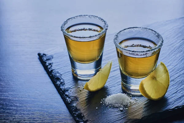Алкогольний напій з лимоном і сіллю — стокове фото