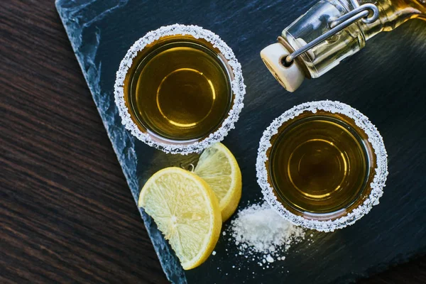 Alkoholisches Getränk mit Zitrone und Salz — Stockfoto