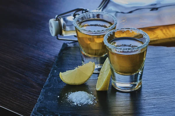 Bebida alcohólica con limón y sal —  Fotos de Stock