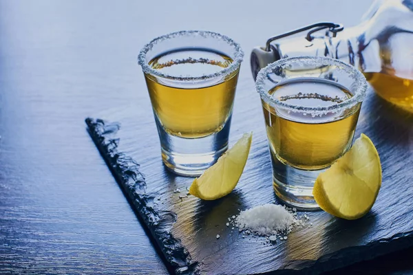 Alkoholhaltig dryck med citron och salt — Stockfoto