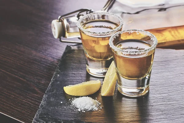 Napój alkoholowy z cytryną i solą — Zdjęcie stockowe