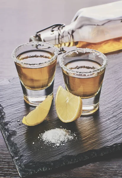 Alkoholhaltig dryck med citron och salt — Stockfoto