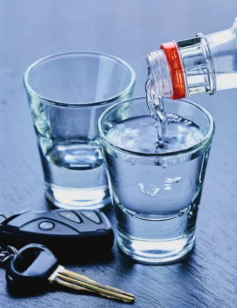 Αλκοόλ χύνεται σε ποτήρια και κλειδιά του αυτοκινήτου — Φωτογραφία Αρχείου