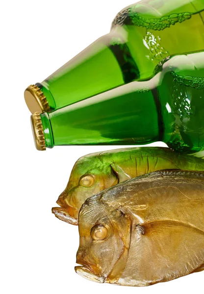 Cerveja leve em garrafas e peixe defumado — Fotografia de Stock