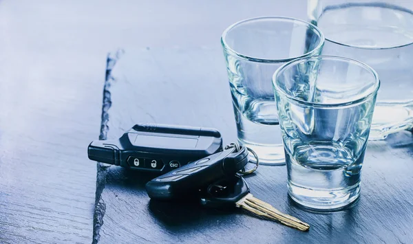 Bebida alcohólica y llaves del coche —  Fotos de Stock
