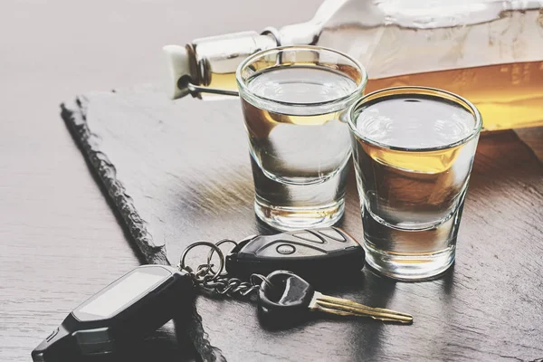 Алкогольные напитки и ключи от автомобилей — стоковое фото