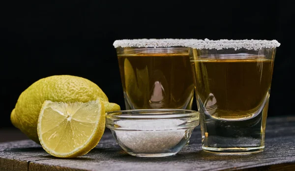 Alkoholický nápoj s citronem a solí — Stock fotografie