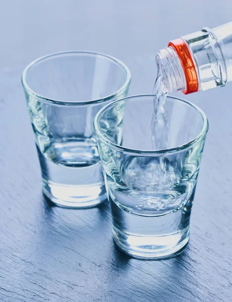 Alkohol hälls i glas — Stockfoto