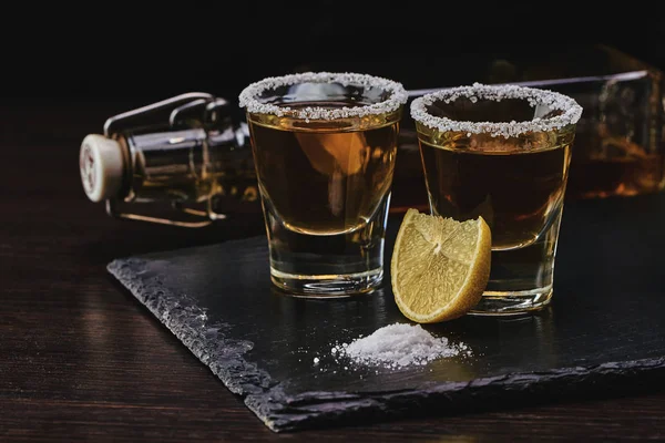 Alkoholhaltig dryck med citron och salt — Stockfoto