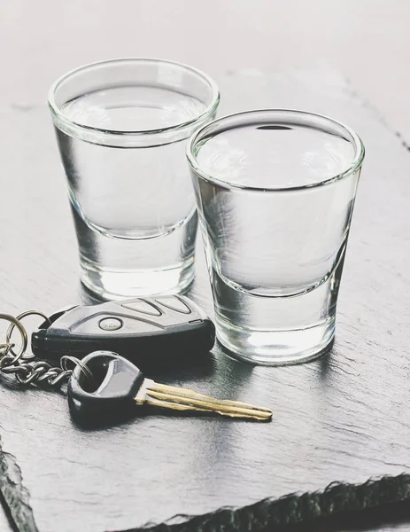 Αλκοολούχα ποτά και αυτοκίνητο κλειδιά — Φωτογραφία Αρχείου
