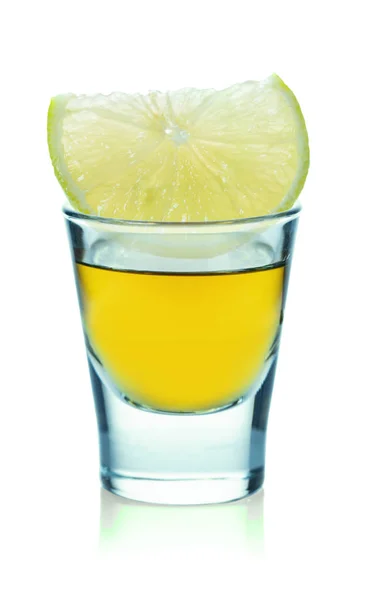 Келих з міцним алкогольним напоєм і лимоном — стокове фото