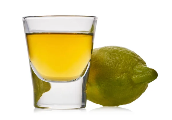 Bicchiere con forte bevanda alcolica e limone — Foto Stock