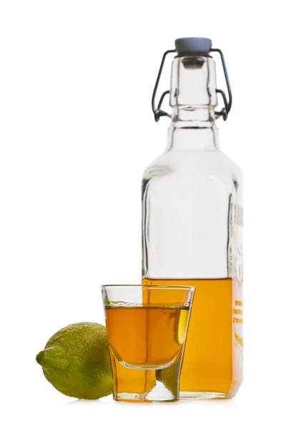 Bevanda alcolica forte con limone — Foto Stock