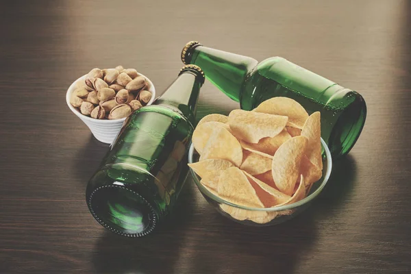 Bier in flessen met snack — Stockfoto