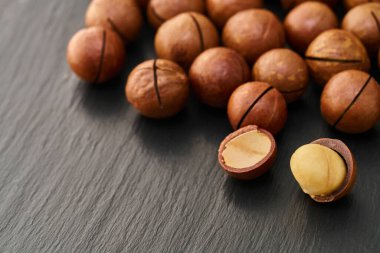 Macadam fındık yakın plan siyah taş arka plan                               