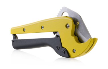 Beyaz izole bir arkaplan üzerinde kırpma yolu ile boru kesici aracı  