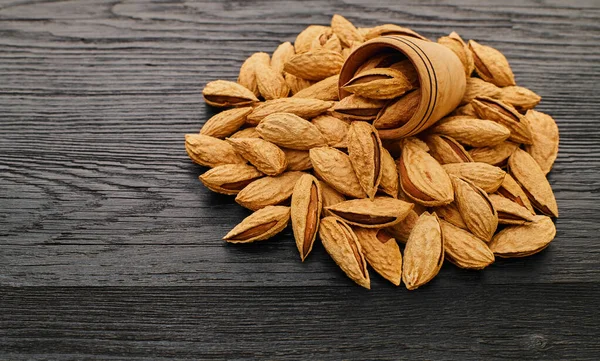 Nuez Almendra Primer Plano Sobre Fondo Madera Negro — Foto de Stock