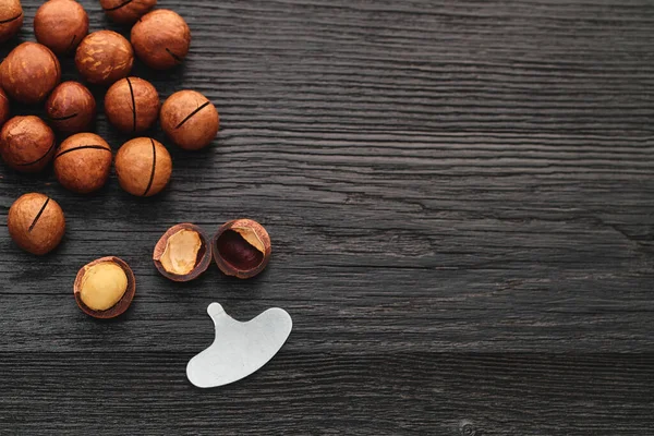 Macadam Nut Close Fundo Madeira Preta — Fotografia de Stock