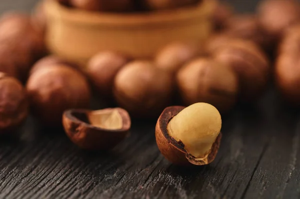 Macadam Nut Close Fundo Madeira Preta — Fotografia de Stock