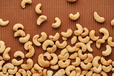 Kahverengi arka planda taze kaju fıstığı.                               