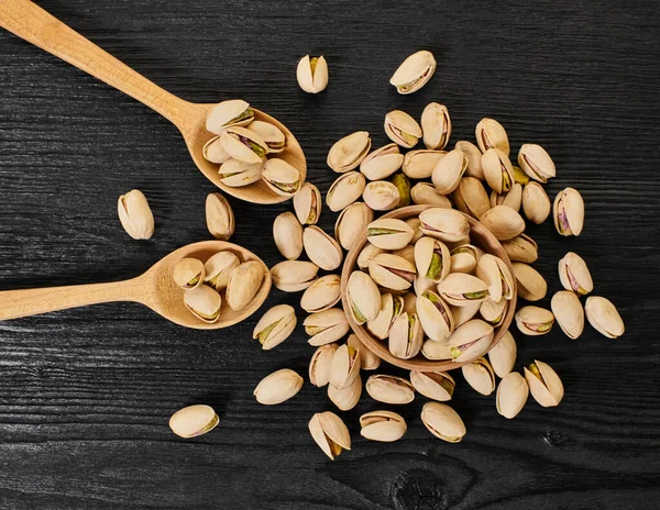 Pistachos Tazón Sobre Fondo Madera Negro — Foto de Stock