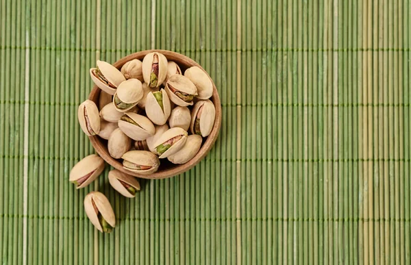 Pistachos Frescos Cerca Sobre Fondo Madera Verde — Foto de Stock