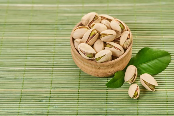 Fresh Pistachios Close Green Wooden Background — Stock Photo, Image