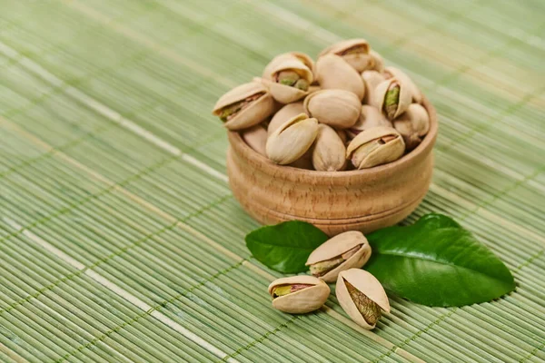 Fresh Pistachios Close Green Wooden Background — Stock Photo, Image