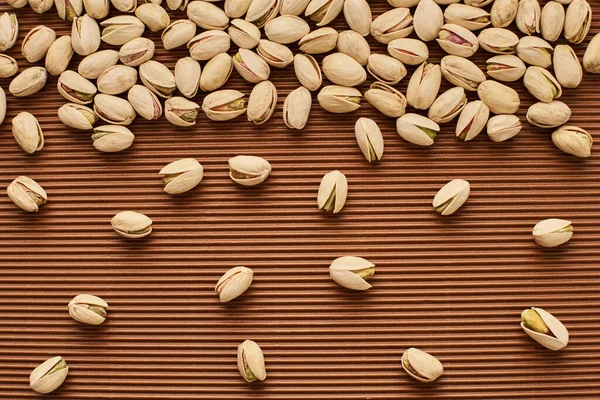 Pistachos Frescos Cerca Sobre Fondo Marrón — Foto de Stock