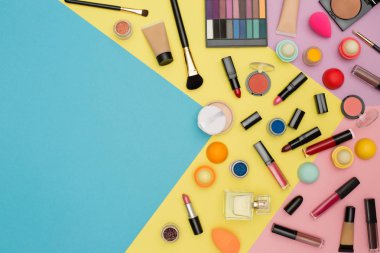 Makyaj kozmetik ve renkli arka plan üzerinde fırçalar