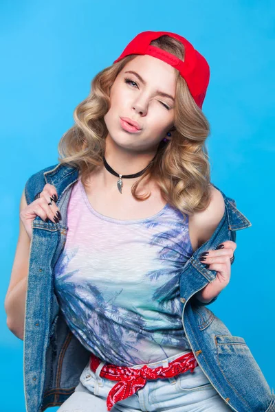 Jovem bonita adolescente menina emocional posando no fundo azul, estilo de vida de moda pessoas conceito — Fotografia de Stock